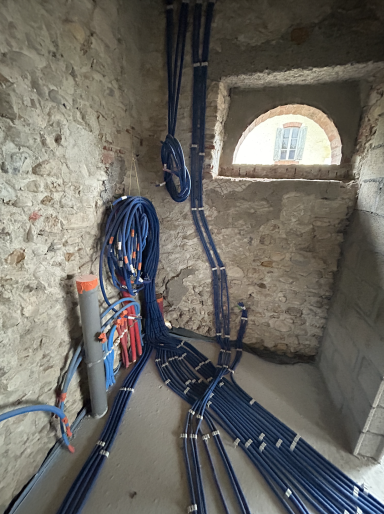 Passage des gaines avant coulage de la chape pour création du réseau électrique d'une maison