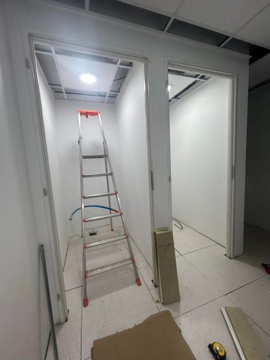 Eclairage dans des sanitaires de bureaux
