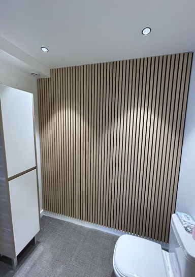 Création d'un faux plafond placo pour encastrement de spots et pose de plaques murale en bois dans une salle de bain