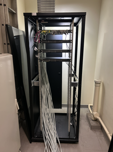 Baie de brassage 42U pour réseau informatique d'un bâtiment professionnel 