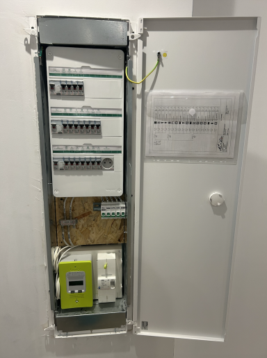 Tableau électrique avec bac encastré pour un appartement